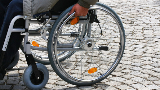 rollstuhl Albrecht E. Arnold pixelio de