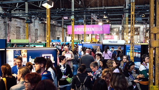Belebte Messehalle der Apothekentour mit verschiedenen Ausstellungsständen