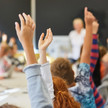 Symbolfoto: Grundschulkinder melden sich im Klassenraum
