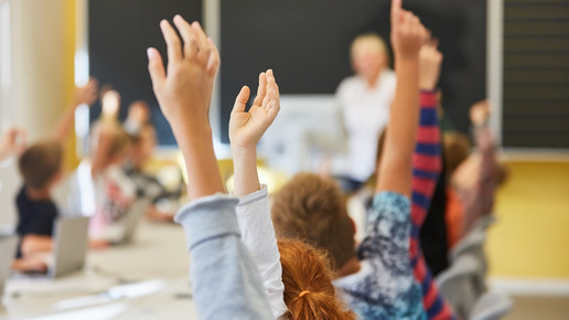 Symbolfoto: Grundschulkinder melden sich im Klassenraum
