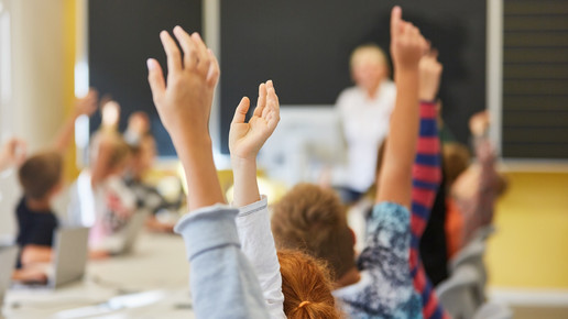 Symbolfoto: Grundschulkinder melden sich im Klassenraum