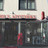 Die Columbus-Apotheke in Oberursel von außen mit ihren Schaufenstern.