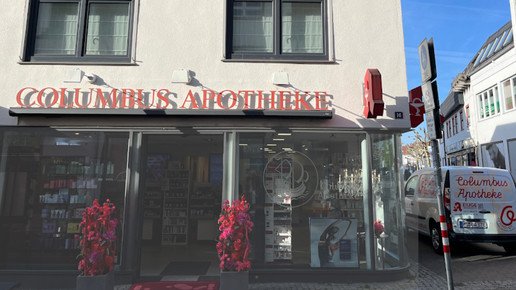 Die Columbus-Apotheke in Oberursel von außen mit ihren Schaufenstern.