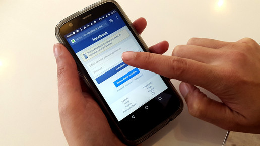 facebook smartphone aa