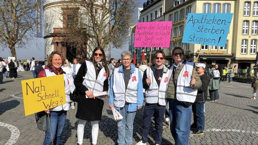 Team der Vital-Apotheke Krefeld beim Protest in Düsseldorf