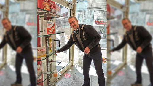 Apotheker verschenkt Rezepturgeräte – an sein altes Gymnasium