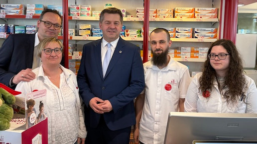 Politiker Sven Schulze auf Apothekenbesuch.
