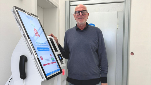 Apotheker Robert Götz vor seinem Terminal.