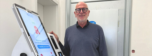 50.000 Euro: Apotheker investiert in drei Terminals Apotheker Robert Götz vor seinem Terminal.