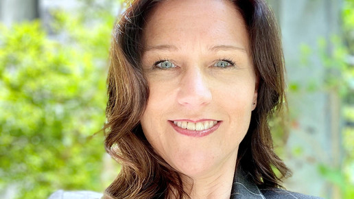 Dr. Stefanie Haefele lächelt.