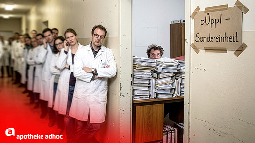 Monate einer Warteschlage von wartenden Menschen im Kittel vor der Abteilung einer Behörde