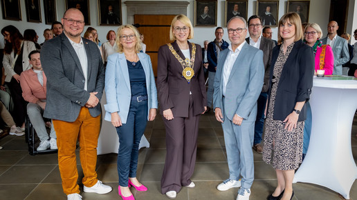 Foto: Daniel Dresselhaus (Vorstand VSO), Cornelia Baden (Referatsleitung Kultusministerium Niedersachsen), Osnabrücks Oberbürgermeisterin Katharina Pötter sowie Burkhard Pölzing und Lina Kalmer (beide Vorstand VSO).