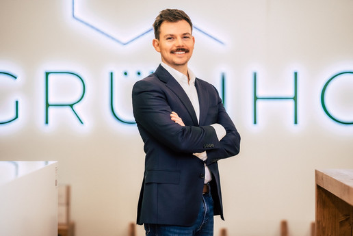 Stefan Fritsch vor Grünhorn-Logo