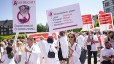 7500 protestieren am Rhein