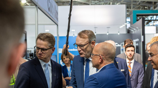 Carsten Linnemann und Thomas Preis bei der Expopharm am Stand von Cubedoc