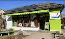 Die Salzach Apotheke in Laufen von außen bei Sonnenschein. Mehr dazu im Artikel.