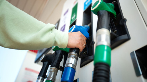 Symbolbild: Person an einer Zapfsäule.