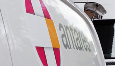 Lieferwagen mit dem Antares-Logo an der Seite