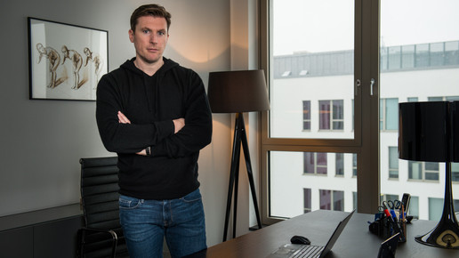 Dr. Clemens Fischer in seinem Büro