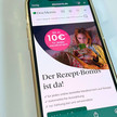 Foto: Ein Smartphone, die Aktionsseite zum Rezeptbonus von DocMorris ist zu sehen.