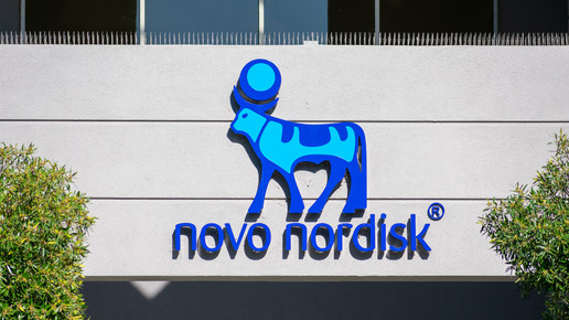 Foto: Logo von Novo Nordisk an einer Hausfassade