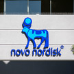 Foto: Logo von Novo Nordisk an einer Hausfassade
