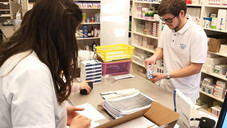 Hier werden Gratis-Schnelltests umverpackt