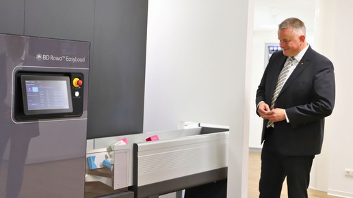 Gordon Schnieder schaut sich einen Rowa-Automaten an