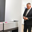 Gordon Schnieder schaut sich einen Rowa-Automaten an