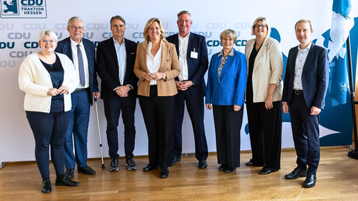 Die CDU-Landtagsabgeordneten Jennifer Gießler und Dr. Ralf Norbert Bartelt, HAV-Vorsitzender Holger Seyfarth, CDU-Fraktionsvorsitzende Ines Claus, der stellvertretende HAV-Vorsitzende Dr. Guido Kruse, die CDU-Landtagsabgeordnete Claudia Ravensburg, Gesundheitsstaatssekretärin Sonja Optendrenk und der CDU-Landtagsabgeordnete Max Schad