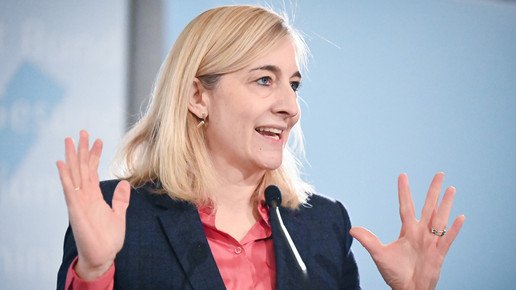 Nina Warken auf der Bühne