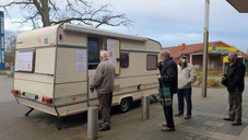 Anstehen für Gratis-Masken