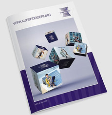Die Abbildung zeigt das Cover der neuen Verkaufsförderungsbroschüre von COMPRESSANA. Auf dem Cover sind Pappwürfel in verschiedenen Ansichten zur Dekoration im Schaufenster abgebildet. Motive auf dem rundum bedruckten Würfel sind u.a. Kompressionsstrümpfe und Reisestrümpfe. 
