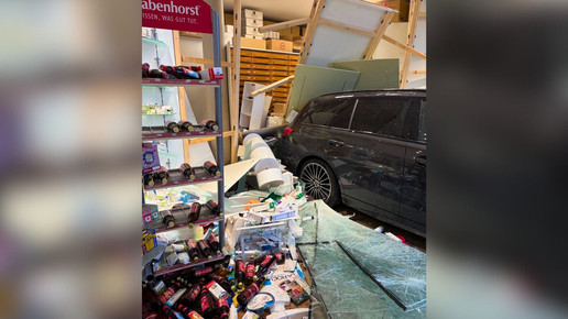 Schäden nachdem ein Auto in die Römer-Apotheke Rosenheim gefahren ist