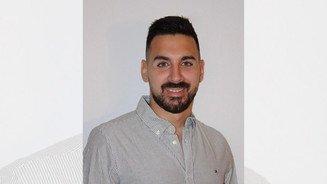 Apotheke aus Insolvenz: „Banken werden immer strenger“ Apotheker Aykut Akkaya lächelt.