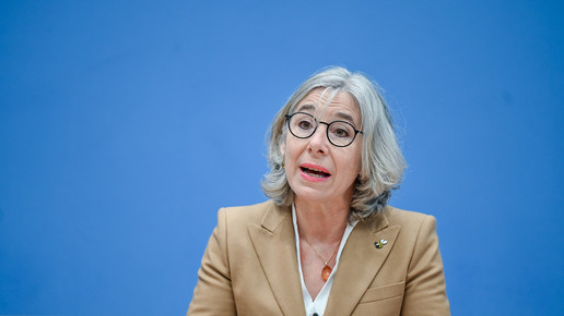 Gabriele Regina Overwiening vor blauer Wand