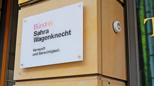 Schild des BSW an einer Hauswand