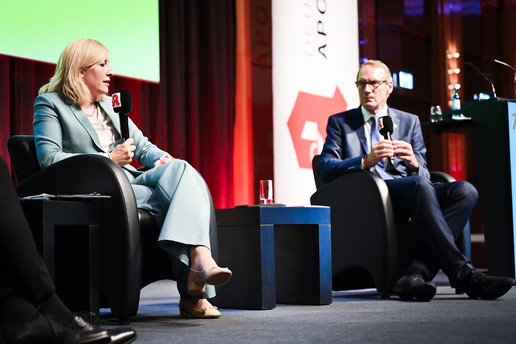 Nina Warken und Thomas Preis diskutieren beim DAT