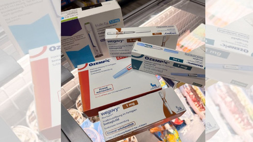 Mehrere Packungen von Abnehmspritzen in einem Berliner Späti.