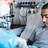 Der Moment, in dem PD Dr. Lena Oevermann (l.) Mohammad seine mithilfe der CRISPR-Technologie genetisch korrigierten Stammzellen verabreicht.