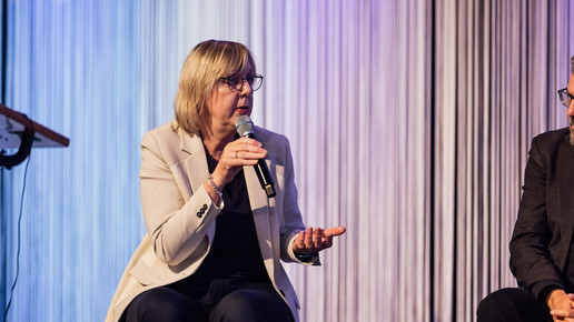 Ulrike Elsner spricht auf einer Veranstaltung