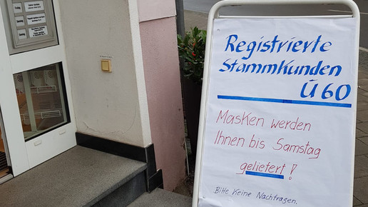 Apothekerin liefert kostenlos Masken aus