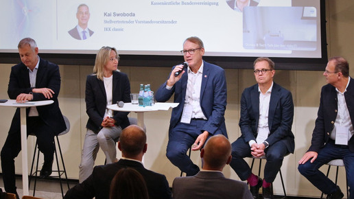 Personen v.l.: Kai Swoboda, IKK, Manuela Pintarelli-Rauschenbach, Vorsitzende Spitzenverband der Heilmittelverbände (SHV), Abda-Präsident Thomas Preis, Dr. Philipp Stachwitz Kassenärztliche Bundesvereinigung (KBV), und Roland Engehausen, Bayerische Krankenhausgesellschaft.