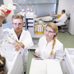 Arzneimittel bei Hitze: Wann Galenik an Grenzen stößt Personen im Labor von Infectopharm