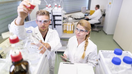 Personen im Labor von Infectopharm