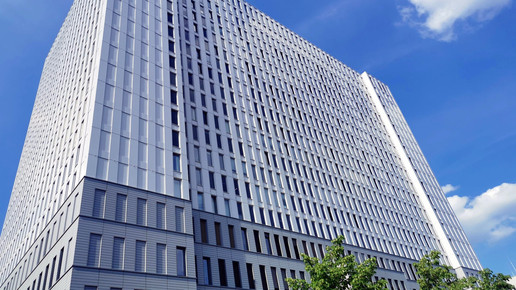 Charité-Gebäude aus der Froschperspektive