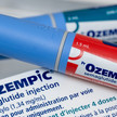Foto: Ozempic-Verpackung mit darauf liegendem Ozempic-Pen.