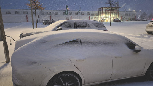 Eingeschneite Fahrzeuge auf einem Parkplatz. Mehr dazu im Artikel.