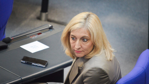 Foto: Nina Warken im Bundestag 