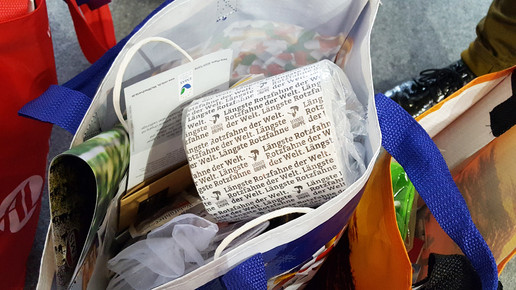 expo2016 tueten besucher25 rotzfahne aa